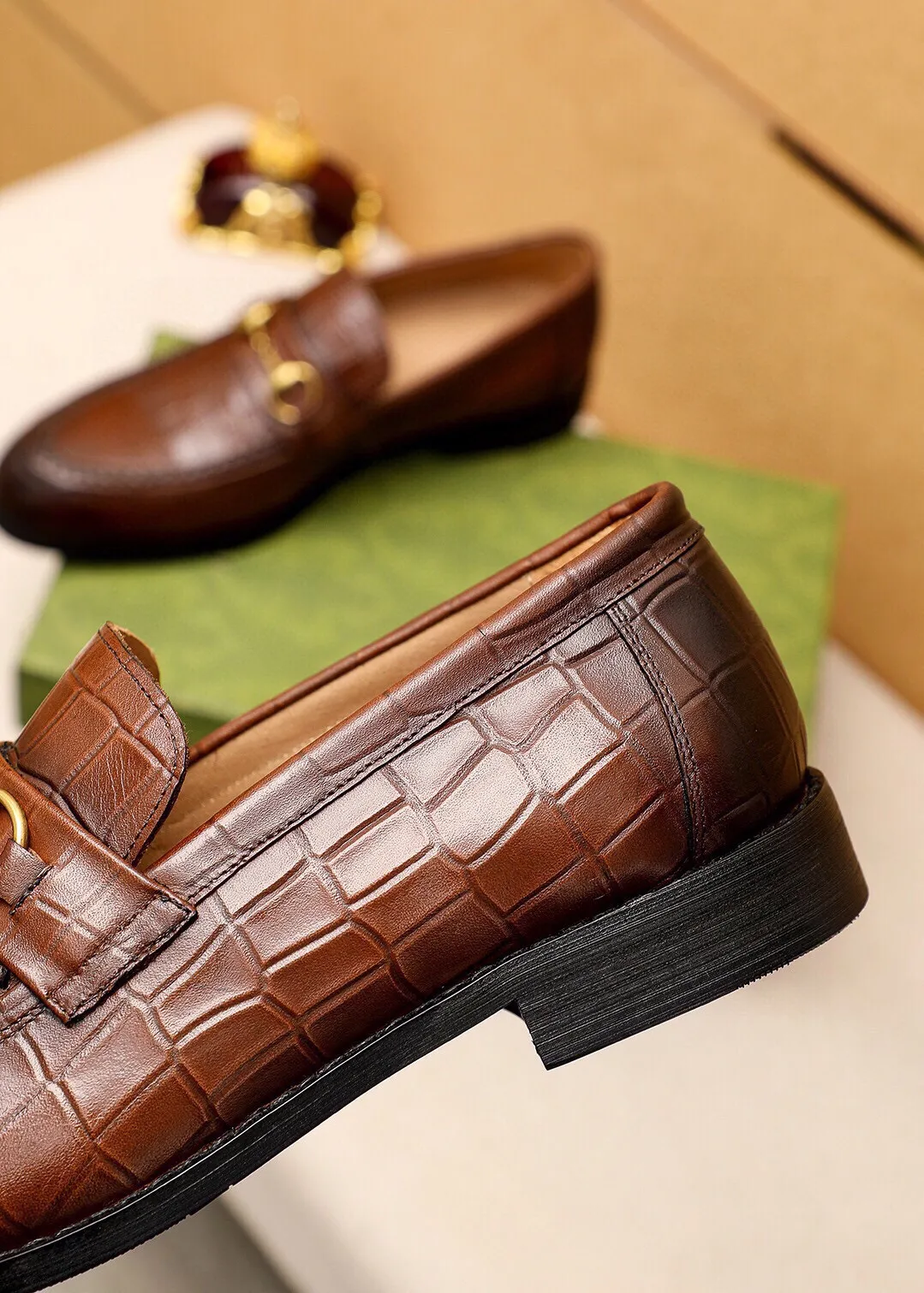Men's shoes 💰460 💐 Product trademark: GUCCI "Gucci" casual leather shoes Regular size: 38-44 (45🉑️customized) Product materials: Selected imported first-layer calfskin embossed upper + luxury hardware buckle, imported water-dyed cow leather lining. Strong three-dimensional visual effect, combined outsole Color: 2⃣️colors available